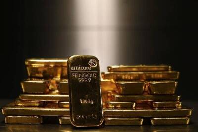Фьючерсы на золото подешевели во время азиатских торгов - smartmoney.one - США - Reuters