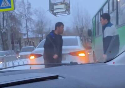 В Екатеринбурге водитель автобуса угрожал ножом рязанцу на Hyundai - ya62.ru - Екатеринбург