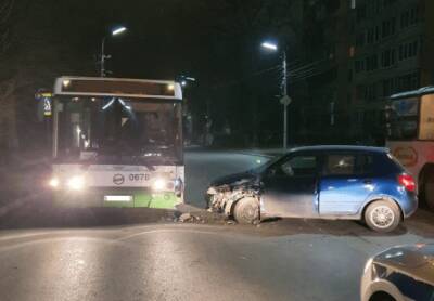 Рязанка на Škoda Fabia врезалась в автобус на улице Новой - 7info.ru - Россия - Рязань