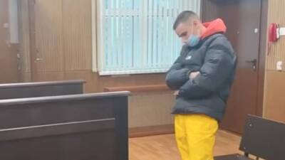 Суд назначил 15 суток ареста блогеру, который пробежался по машине ДПС с дымовой шашкой в Москве - vm.ru - Москва - Россия - Тверь