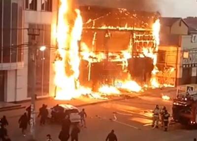 Видео: в Адыгее прохожие вручную оттащили машину от объятого огнем здания - bloknot.ru - респ. Адыгея