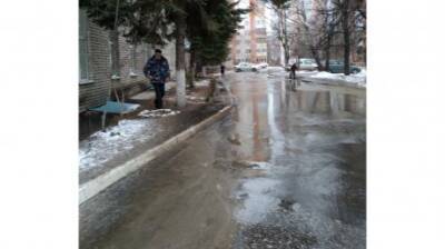 В Пензе затопило территорию рядом с поликлиникой на ул. Мира - penzainform.ru - Пенза