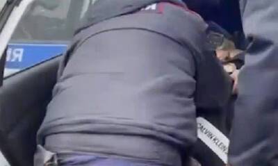 В Петербурге сотрудники полиции грубо задержали 14-летнюю школьницу за нарушение ПДД - og.ru - Санкт-Петербург