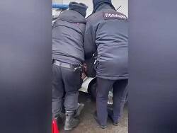 14-летняя девочка перешла дорогу в неположенном месте. Её "скручивали" пять полицейских - newsland.com - Санкт-Петербург