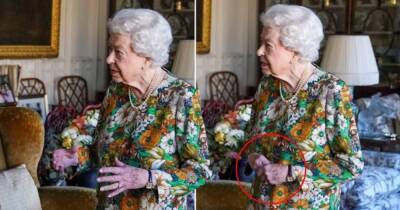 Елизавета II - Посиневшие руки королевы Елизаветы II сфотографировали во время приема - rbnews.uk
