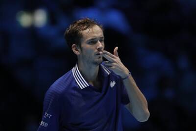 Даниил Медведев - Янник Синнер - Медведев выиграл третий матч подряд на Итоговом турнире ATP - lenta.ru - Россия