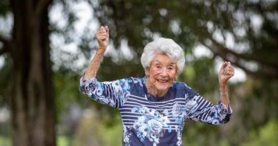 107-летняя австралийка назвала пиво секретом долголетия - ren.tv - Австралия