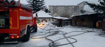 В Новосибирске пожарные спасли человека из пожара, защитив соседние строения от огня - runews24.ru - Россия - Новосибирск