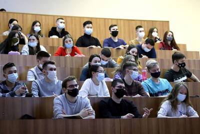 Названо число российских регионов с обязательной вакцинацией студентов - lenta.ru - Россия - Иркутская обл. - Санкт-Петербург - Краснодарский край - респ. Татарстан - Нижегородская обл. - Кемеровская обл. - Владимирская обл. - Амурская обл. - респ. Дагестан - респ.Бурятия - Астрахань - Калужская обл. - Курская обл. - респ. Адыгея - Волгоградская обл. - респ. Марий Эл - Пермский край - респ. Калмыкия - Архангельская обл. - Томская обл.