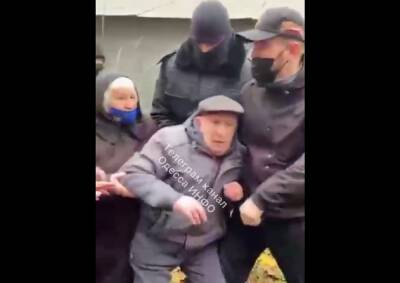 Охранники в масках напали на одесситов, видео: "не обращали внимание на пол и возраст" - politeka.net - Украина - Одесса