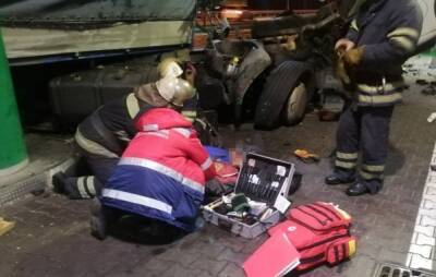 Фура на скорости протаранила АЗС и грузовик: появились кадры и подробности тяжелого ДТП - politeka.net - Украина - Киев - Киевская обл. - Турция - Харьков