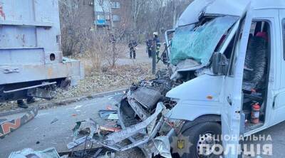 В Запорожье маршрутка с пассажирами врезалась в грузовик: есть пострадавшие - vchaspik.ua - Украина - Запорожье