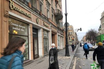 Петербург снова «посыпался: на Каменноостровском проспекте пострадало такси - spb.mk.ru - Санкт-Петербург