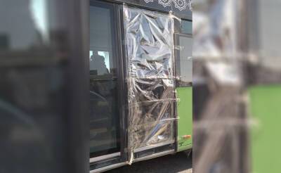 Скотч наше все. В Ташкенте заметили "инновационный" автобус с дверями из скотча и полиэтиленовой пленки - podrobno.uz - Узбекистан - Ташкент