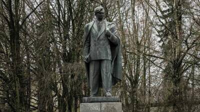 В Вильнюсе снесли памятник советскому писателю Цвирке - iz.ru - Израиль - Литва - Вильнюс