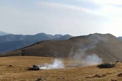 Танк Т-72 ВС Азербайджана из своего орудия расстрелял армянские позиции после чего их заняли азербайджанские военные - free-news.su - Армения - Азербайджан
