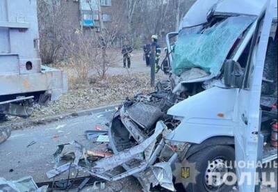 В Запорожье маршрутка врезалась в грузовик, есть пострадавшие - facenews.ua - Украина - Запорожье