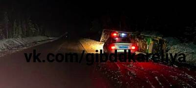 Грузовик опрокинулся на трассе «Кола» в Карелии, водитель получил травмы (ВИДЕО) - stolicaonego.ru - Ленинградская обл. - республика Карелия