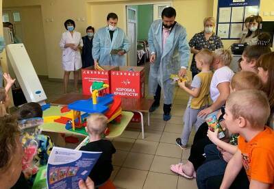 Игорь Ляхов - Маленьким пациентам смоленской детской больницы передали игрушки - rabochy-put.ru - Россия - Смоленск - Смоленская обл.