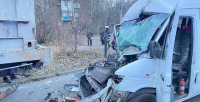 В Запорожье маршрутка с пассажирами врезалась в грузовик - lenta.ua - Украина - Запорожская обл. - Запорожье