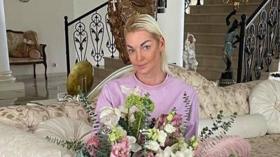 Анастасия Волочкова - Волочкова беспричинно оголила грудь перед врачом и узнала о проблемах с мозгом - 5-tv.ru