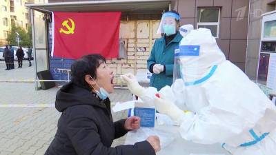 В Китае вводят экстренные меры из-за нескольких зараженных COVID-19 - 1tv.ru - Китай