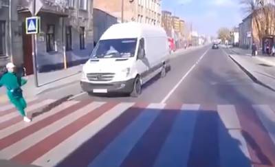 Микроавтобус на полном ходу сбил девушку: появилось видео момента ДТП - politeka.net - Украина - Львов - Харьков