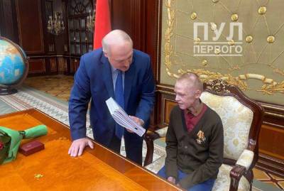 Александр Лукашенко - Лукашенко вручил Роме Когодовскому орден и провел экскурсию по своему кабинету - naviny.by - Белоруссия - Минск