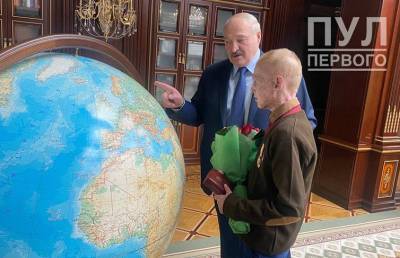 Александр Лукашенко - Александр Лукашенко провел для Ромы Когодовского экскурсию по своему кабинету - ont.by - Белоруссия - район Мядельский