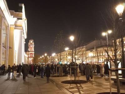 Петербургским уличным музыкантам, собирающим толпы людей в центре города, запретили выступать на время локдауна (видео) - rosbalt.ru - Санкт-Петербург