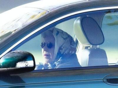 Елизавета Королева - королева Елизавета Іі II (Ii) - Королева Елизавета II проехалась за рулем "Ягуара" по территории своей резиденции - gordonua.com - Украина - Англия - Лондон - Ирландия - Великобритания
