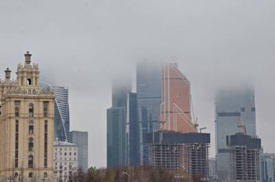 Роман Вильфанд - Туман над столицей сняли на видео из башни Москва-Сити - vm.ru - Москва - Россия