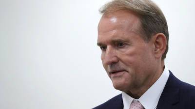 Виктор Медведчук - Денис Шмыгаль - Украинцам придется "согреваться надеждами и обещаниями" - vesti.ru - Украина