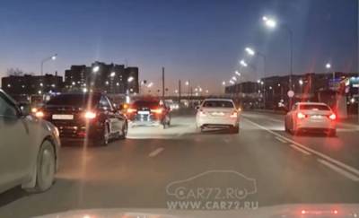В Тюмени на Широтной свадебный кортеж перекрыл дорогу для автомобилистов - news.megatyumen.ru - Тюмень