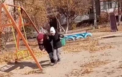 Бабушка била внучку, заставляя кататься на качелях - korrespondent.net - Украина - Запорожье - район Шевченковский, Запорожье