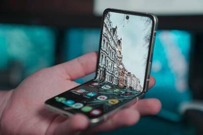 Samsung создала джинсы для складных смартфонов - lenta.ru