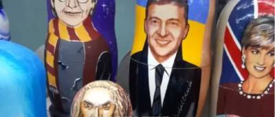 У Зеленському сидить Порошенко: у центрі Києва продають кумедні матрьошки політиків (фото, відео) - w-n.com.ua