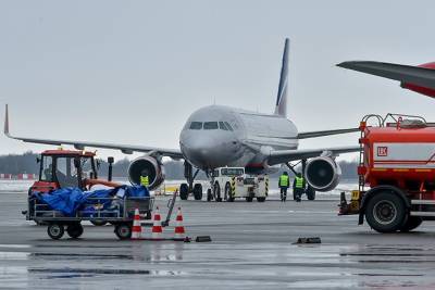 Свыше 70 самолетов ушли на запасные аэродромы из-за непогоды в Москве - vm.ru - Москва