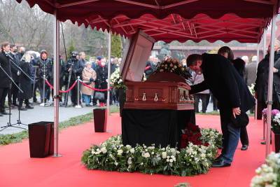 Невтішну вдову тримали за руки: на похорон диктора Ігоря Кириллова не приїхали його дочка та онуки - fakty.ua - Украина - Росія