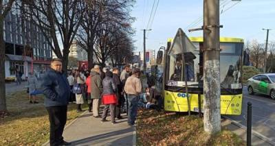 В центре Львова за рулем умер водитель автобуса, машина врезалась в опору - kp.ua - Украина - Львов
