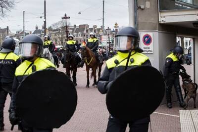 Марк Рютте - В Нидерландах протестующие пострадали от выстрелов полиции - lenta.ru - Голландия