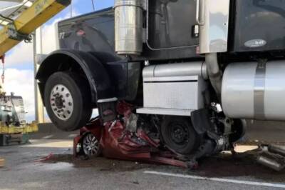 Женщина в США выжила после того, как ее авто полностью раздавил грузовик. ФОТО - enovosty.com - США - штат Вашингтон