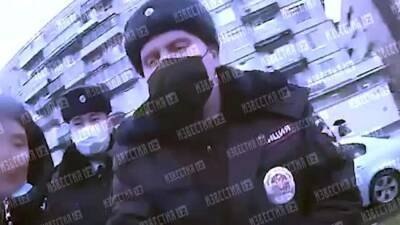 Полицейские в Петербурге скрутили школьницу при задержании - iz.ru - Санкт-Петербург - Израиль - р-н Калининский