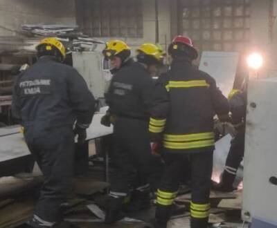 На киевском заводе в результате падения многотонного станка погибли два рабочих. ФОТО - enovosty.com - Киев