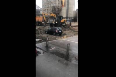 Воронежский автомобилист загадочно попал в яму от дорожных работ - vrn.mk.ru - Воронеж