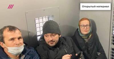 На Пушкинской площади задержали 12 человек за пикеты в поддержку «Мемориала» и Навального. Прямое включение из автозака - tvrain.ru