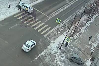 Автомобиль вылетел на тротуар с пешеходами в центре Красноярска - kras.mk.ru - Красноярск - Норильск - Камаз