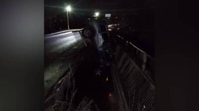 Под Воронежем машина вертикально провалилась в дыру на мосту: водитель пропал - vestivrn.ru - Воронеж