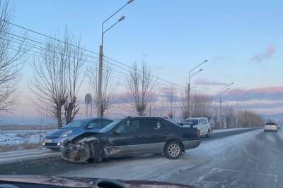 Toyota Camry - Четыре иномарки столкнулись на улице Магистральной в Чите, одна врезалась в дерево - chita.ru - Чита