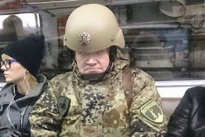 «Опоздал на Украину»: американцев повеселило фото «российского военного» из метро - mk.ru - США - Украина - Санкт-Петербург